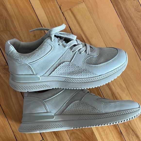 O by Everlane gray smooth and suede leather lace up low top sneakers. F= 7, M= 5 - Picture 5 of 6